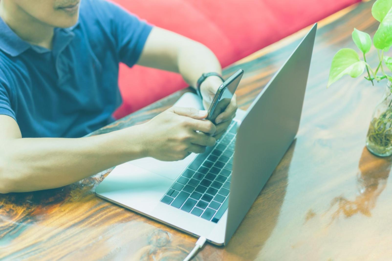 Workspace SEO avec écrans montrant des analyses techniques et métriques de performance